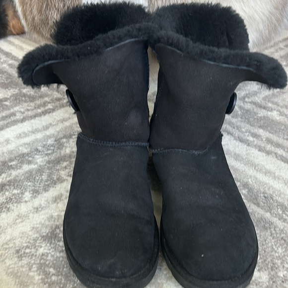 UGG Australia Black Bailey Button II Short Boots size 9 - Picture 3 of 9